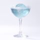 bicchiere con aviation cocktail azzurro